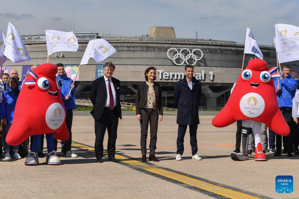 CEO of Paris airports group Groupe ADP Augustin de Romanet de Beaune, French Sports Minister Amelie Oudea-Castera (C) and President of the Organising Committee of the Paris 2024 Olympic and Paralympic Games Tony Estanguet (R) pose with the Phryges, the official mascots of Paris 2024 Olympic and Paralympic Games in front of the Olympic rings at Roissy-Charles de Gaulle Airport for the upcoming Paris 2024 Olympic Games, near Paris, France, April 23, 2024.(Photo: Xinhua)