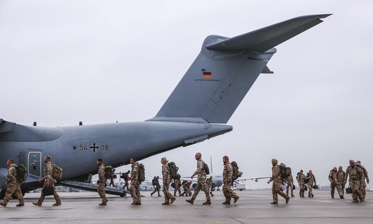Recalled troops of the German armed forces Bundeswehr who had served in Mali, disembark from an A400M military cargo aircraft at the military air base in Wunstorf, northern Germany, on December 15, 2023. Photo: VCG