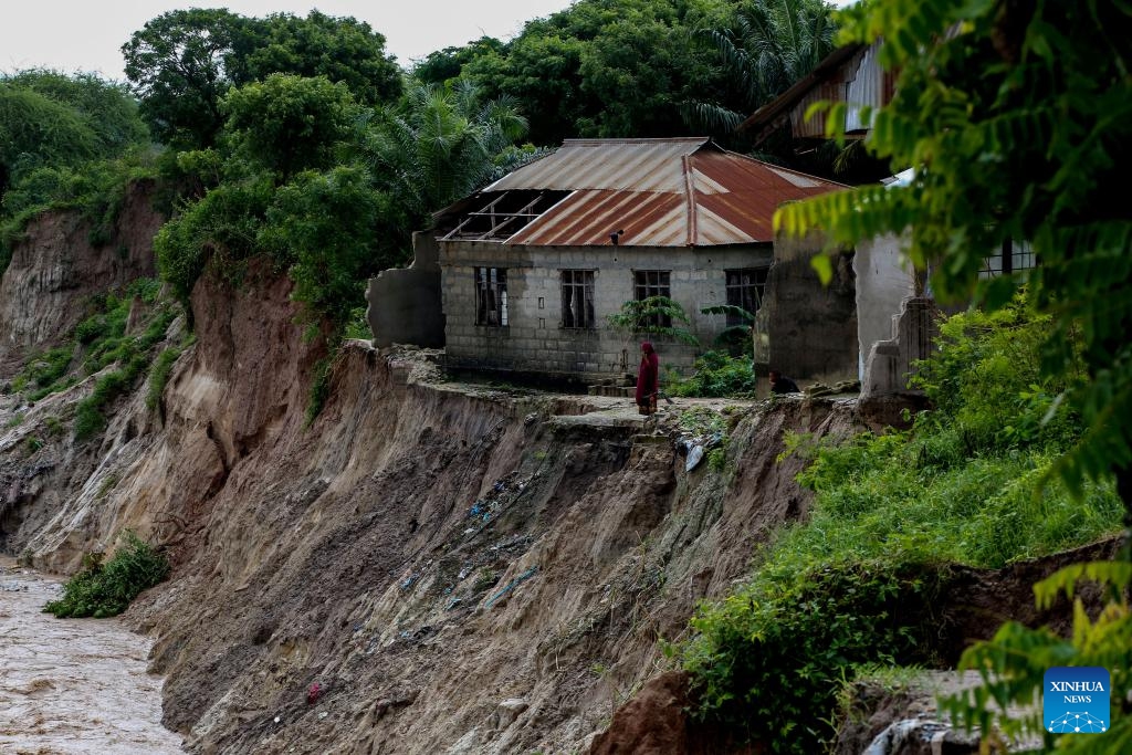 Photo taken on April 24, 2024 shows a landslide on a river shore due to flash floods caused by ongoing heavy rains on the outskirts of Dar es Salaam, Tanzania. At least 66 were killed from flash floods in Tanzania, caused by heavy rains.(Photo: Xinhua)