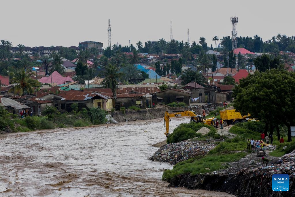 Photo taken on April 24, 2024 shows flash floods caused by ongoing heavy rains on the outskirts of Dar es Salaam, Tanzania. At least 66 were killed from flash floods in Tanzania, caused by heavy rains.(Photo: Xinhua)