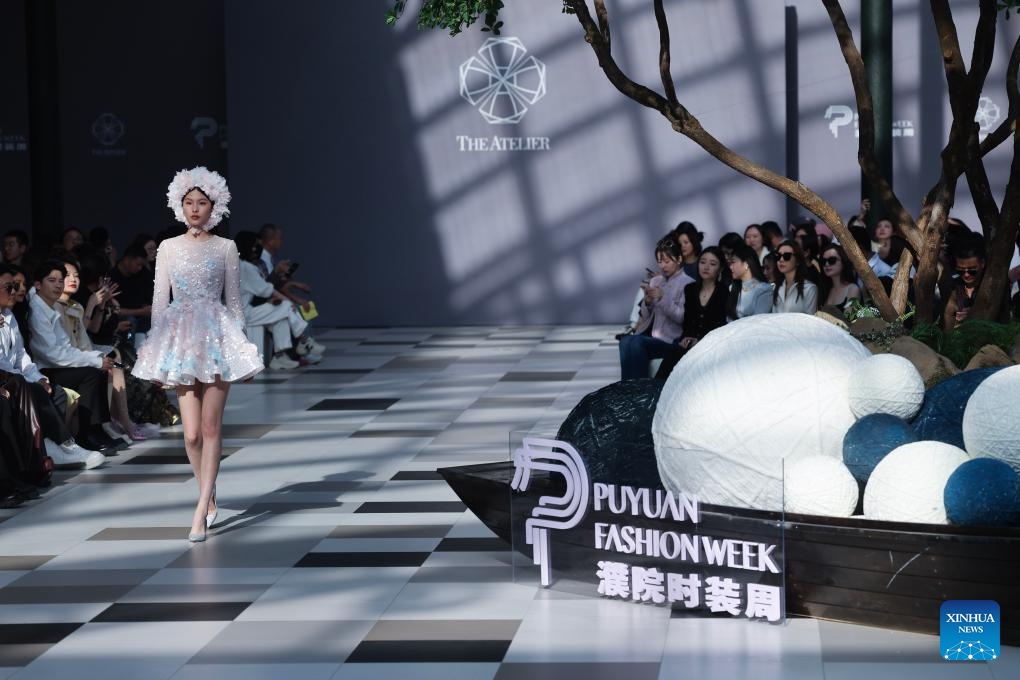 A model presents a creation at the VERA WANG VIP show during the Puyuan fashion week at the Puyuan Fashion Resort in Puyuan Town of Tongxiang City, east China's Zhejiang Province, April 24, 2024. Puyuan is a major knitwear center in China with strong manufacturing capability. The fashion week is held here on Wednesday, hoping to put local knitwear on the global fashion podium.(Photo: Xinhua)