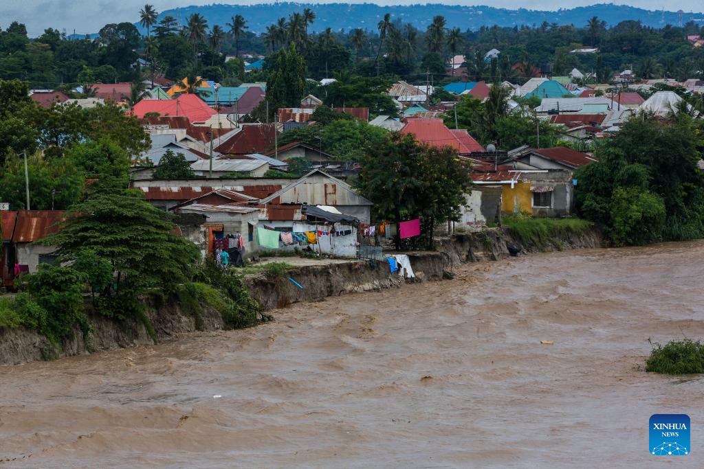 Photo taken on April 24, 2024 shows flash floods caused by ongoing heavy rains on the outskirts of Dar es Salaam, Tanzania. At least 66 were killed from flash floods in Tanzania, caused by heavy rains.(Photo: Xinhua)