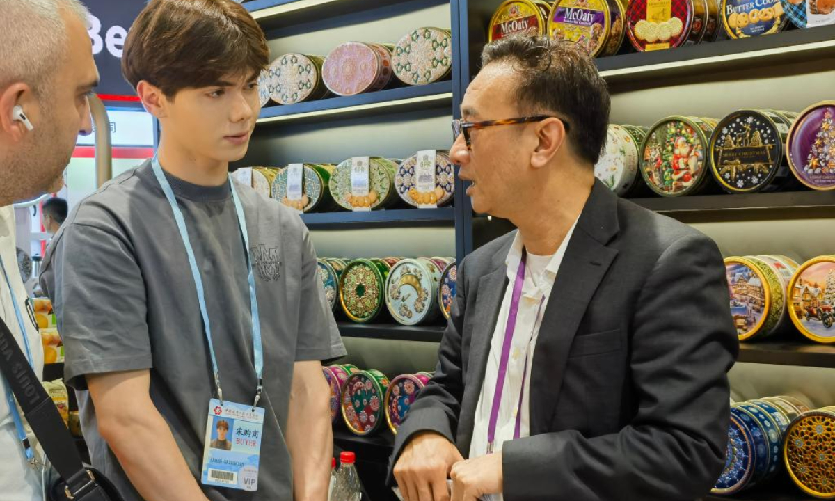An exhibitor talks with a foreign buyer during the third phase of the Canton Fair in Guangzhou, south China's Guangdong Province, May 1, 2024. The five-day third phase of the fair started on Wednesday, with the participation of 11,000 enterprises. Photo:Xinhua