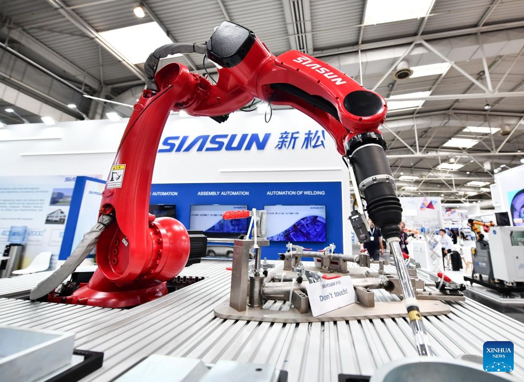 An industrial welding robot of Siasun Robot and Automation Co., Ltd. is seen at Hannover Messe 2024 in Hannover, Germany, April 22, 2024. The exhibition, focused on energizing a sustainable industry, runs until Friday and attracted almost 4,000 exhibitors from around 60 countries and regions. Among them, Chinese exhibitors accounted for 30 percent of participants, second only to the host Germany, according to the organizer.(Photo: Xinhua)