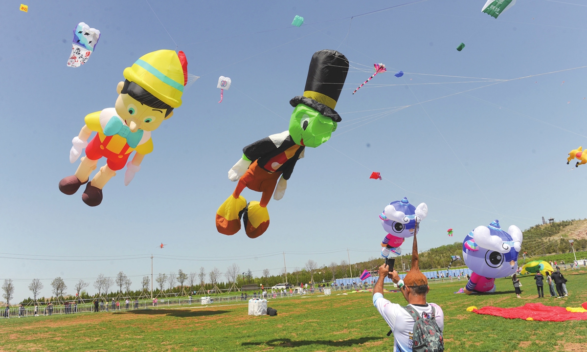Participants fly kites of various styles at the opening of the 20th World Kite Championship in Weifang, East China's Shandong Province, on April 20, 2024. The event features 137 teams from 46 countries and regions, competing with 509 kites. Photo: IC