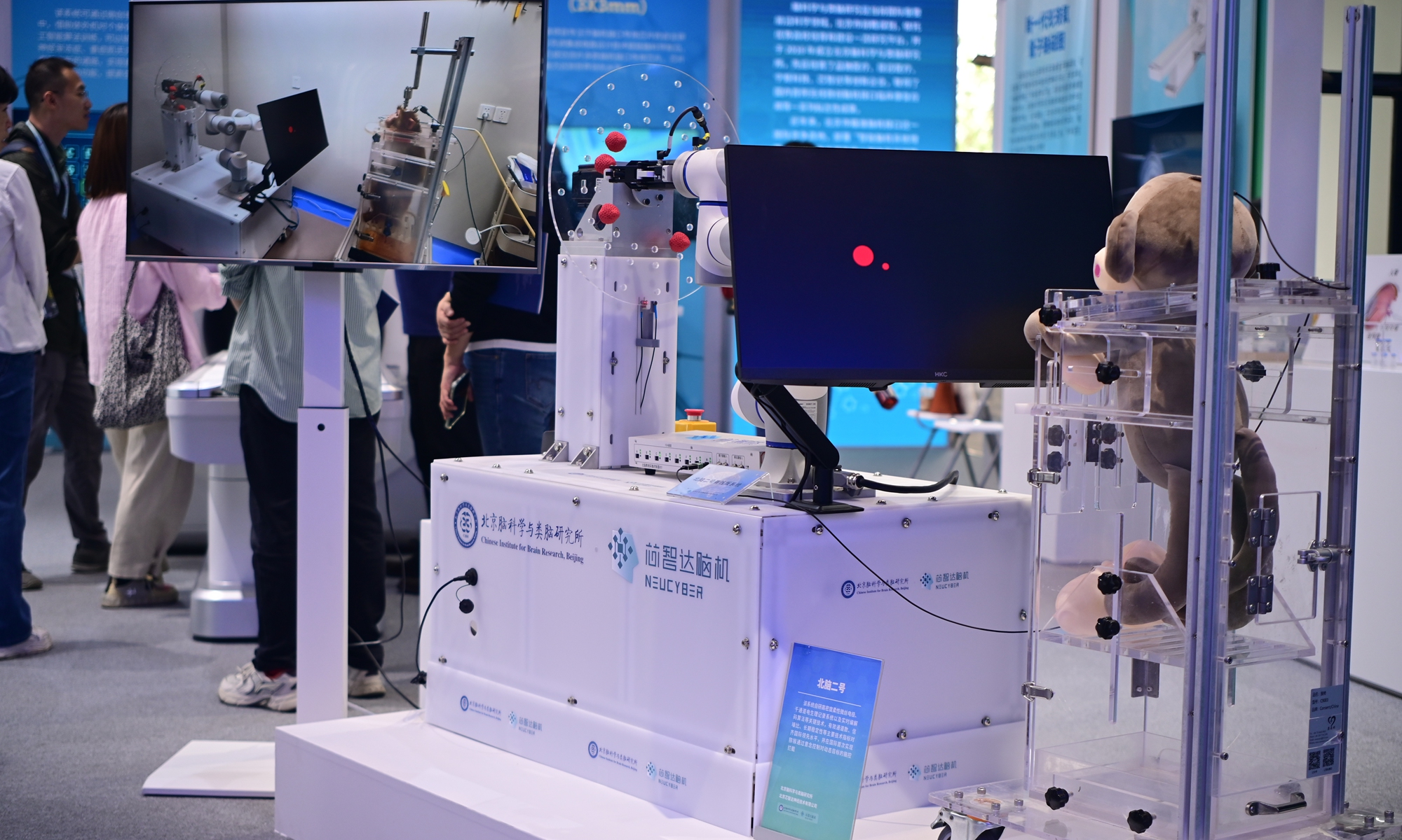 The exhibition model of the NeuCyber Array BMI System co-developed by Chinese Institute for Brain Research, Beijing, and NeuCyber NeuroTech (Beijing) Co at the 2024 Zhongguancun Forum on April 26, 2024. Photo: Tao Mingyang/GT