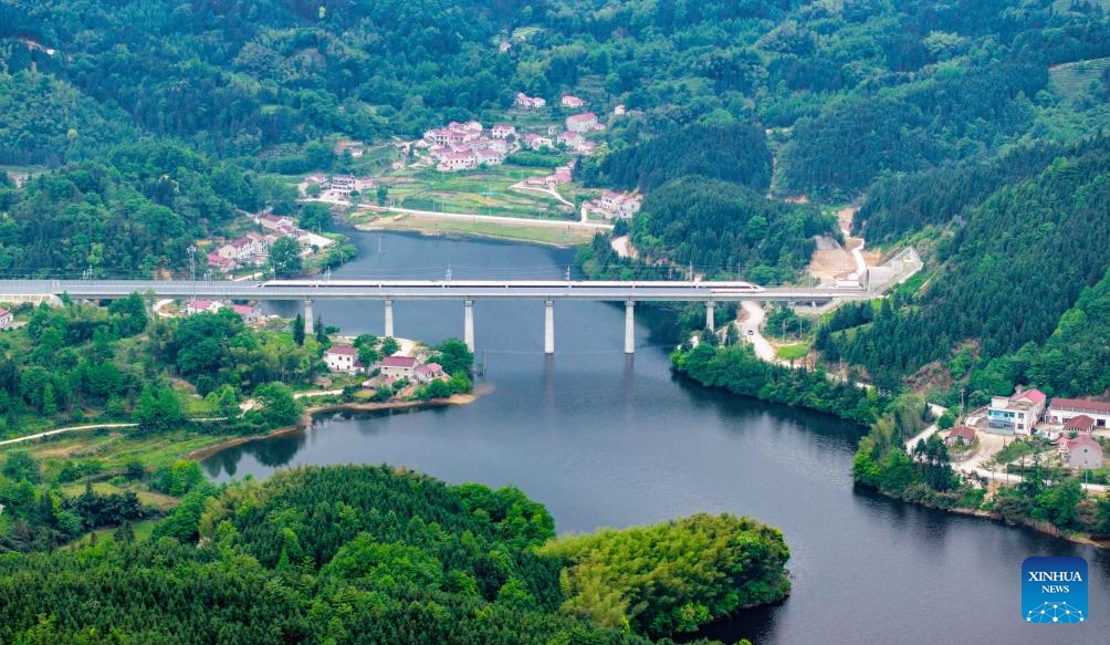 An aerial drone photo shows a train running on Jianhe bridge along the Chizhou-Huangshan Railway in east China's Anhui Province, April 26, 2024. Chizhou-Huangshan Railway, linking Chizhou City and Huangshan City of east China's Anhui Province, started operation on Friday. It is a tourism route connecting Jiuhua Mountain, Huangshan Mountain, Taiping Lake and other tourist attractions, which is of great significance for promoting the economic and social development along the route.(Photo: Xinhua)