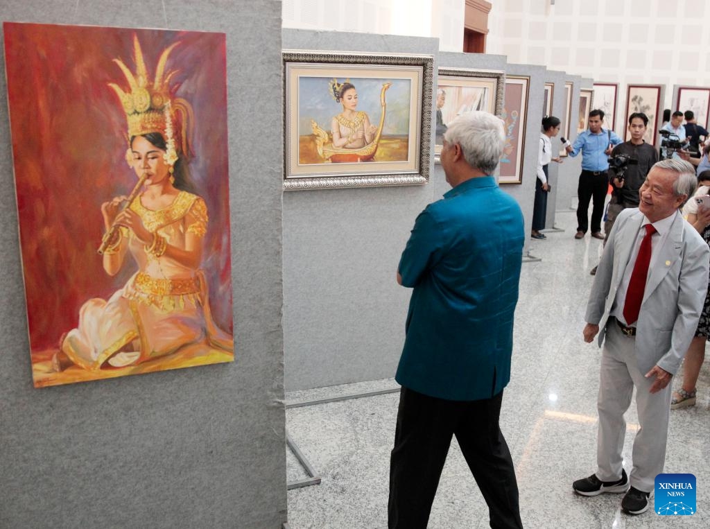 People visit a Cambodia-China paintings exhibition in Phnom Penh, Cambodia on April 26, 2024. A Cambodia-China paintings exhibition opened in Phnom Penh, capital of Cambodia, on Friday, attracting scores of visitors. Jointly organized by the Royal Academy of Cambodia and China's Jiujiang University, the half-day event displayed dozens of paintings featuring scenery, culture and tradition of both countries as well as Chinese calligraphy.(Photo: Xinhua)