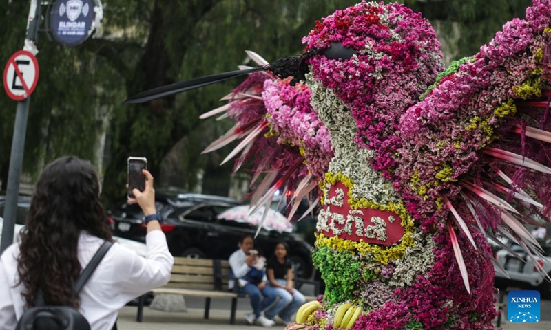 A tourist takes photos of a flower-decorated installation during the Flowers and Gardens Festival in Mexico City, Mexico, April 26, 2024.(Photo: Xinhua)