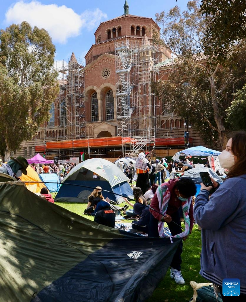 People participate in a pro-Palestinian protest at the University of California, Los Angeles (UCLA), California, the United States, on April 25, 2024. Hundreds of protesters gathered and built a protest encampment in support of Palestinians on Thursday at UCLA, one of the top public universities in the United States.(Photo: Xinhua)