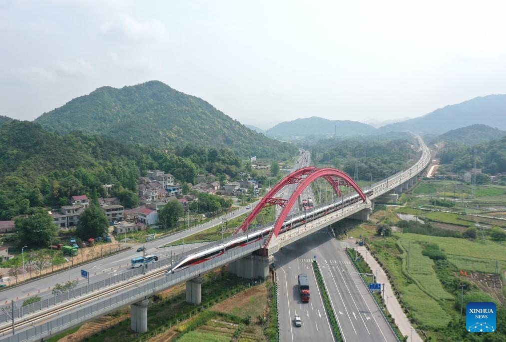 An aerial drone photo shows a train running on the Baishapu grand bridge along the Chizhou-Huangshan Railway in east China's Anhui Province, April 26, 2024. Chizhou-Huangshan Railway, linking Chizhou City and Huangshan City of east China's Anhui Province, started operation on Friday. It is a tourism route connecting Jiuhua Mountain, Huangshan Mountain, Taiping Lake and other tourist attractions, which is of great significance for promoting the economic and social development along the route.(Photo: Xinhua)