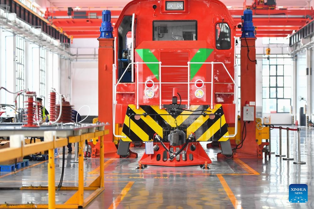 This photo taken on April 26, 2024 shows a locomotive to be remoulded into one powered by new energy at a workshop of Zhuzhou Lince Group Co., Ltd. in Zhuzhou, central China's Hunan Province. The rail transit equipment manufacturer has been ramping up production to meet orders from home and abroad. The company said its sales revenue grew by 68.96 percent year-on-year in the first quarter of 2024, with overseas orders soaring by 145 percent.(Photo: Xinhua)