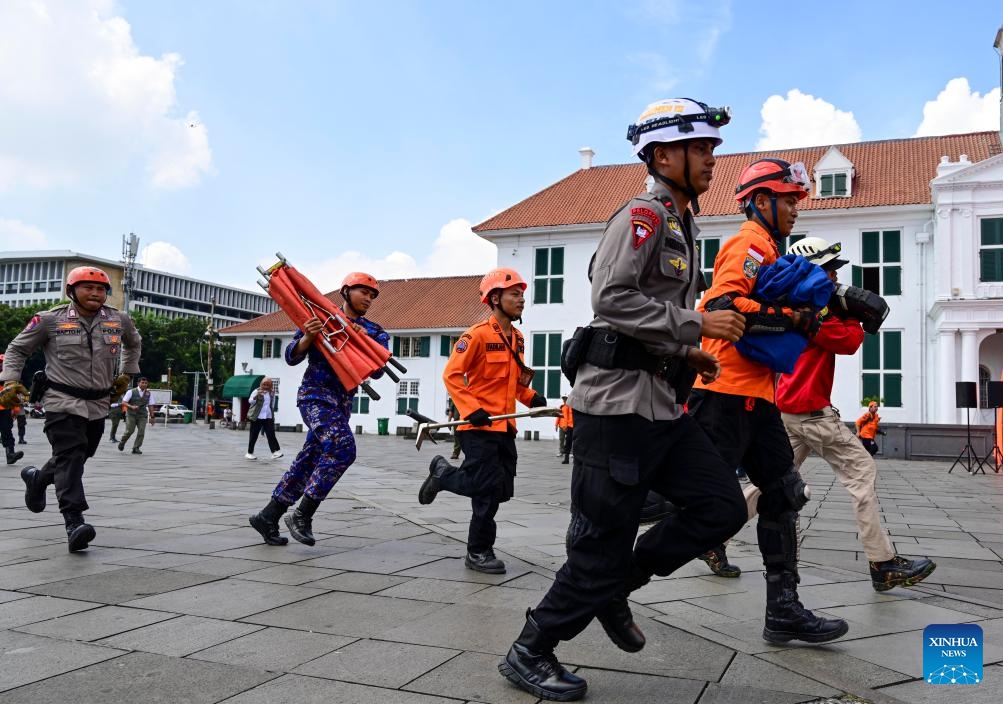 Rescue members participate in a disaster drill held by Indonesia's National Disaster Management Authority (BNPB) during the National Disaster Preparedness Day in Jakarta, Indonesia, April 26, 2024. The National Disaster Preparedness Day is commemorated on April 26 every year in Indonesia.(Photo: Xinhua)