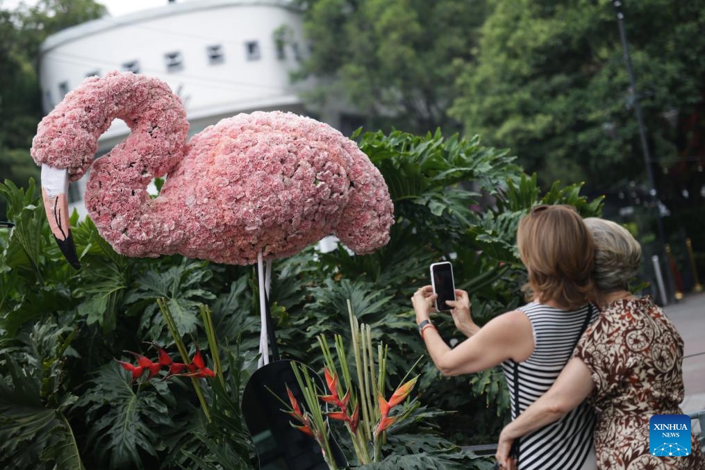 Tourists take photos of a flower-decorated installation during the Flowers and Gardens Festival in Mexico City, Mexico, April 26, 2024.(Photo: Xinhua)