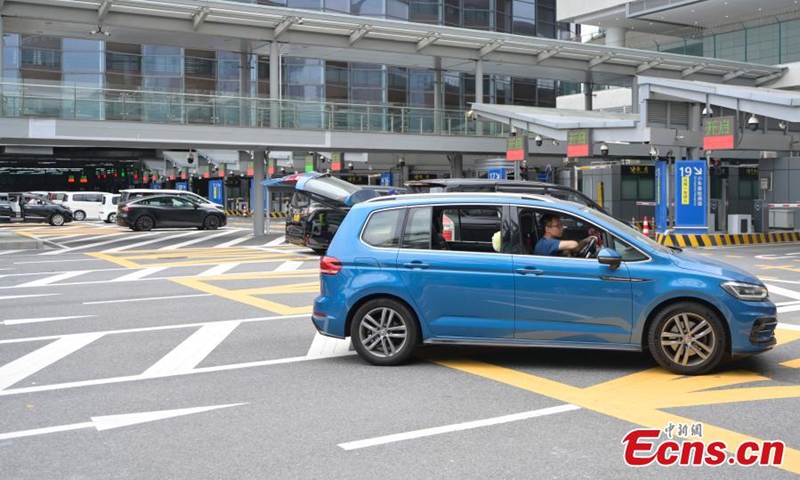 Vehicles line up to pass through Zhuhai Port on the Hong Kong-Zhuhai-Macao Bridge in Zhuhai, south China's Guangdong Province, April 27, 2024. Photo: China News Service

