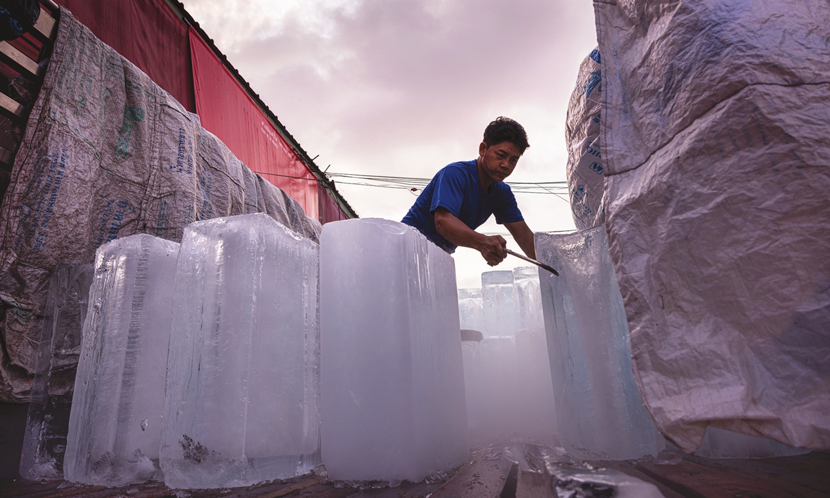 A man unloads blocks of ice from a truck during a heat wave in Bangkok, Thailand, on April 28, 2024. Southeast Asia's second-largest economy has been bracing for hotter-than-normal days due to the El Nino weather pattern that is forecast to last until June. Local authority said temperature in Bangkok is expected to reach 39 C, with perceived temperature more likely to soar to 52 C. Photo: VCG
