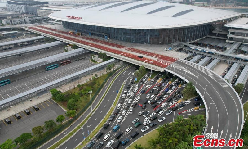 Vehicles line up to pass through Zhuhai Port on the Hong Kong-Zhuhai-Macao Bridge in Zhuhai, south China's Guangdong Province, April 27, 2024. Photo: China News Service

