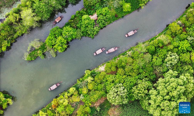 An aerial drone photo taken on April 27, 2024 shows tourists taking boats for sightseeing at Qinhu National Wetland Park in Jiangyan District of Taizhou, east China's Jiangsu Province. Photo: Xinhua