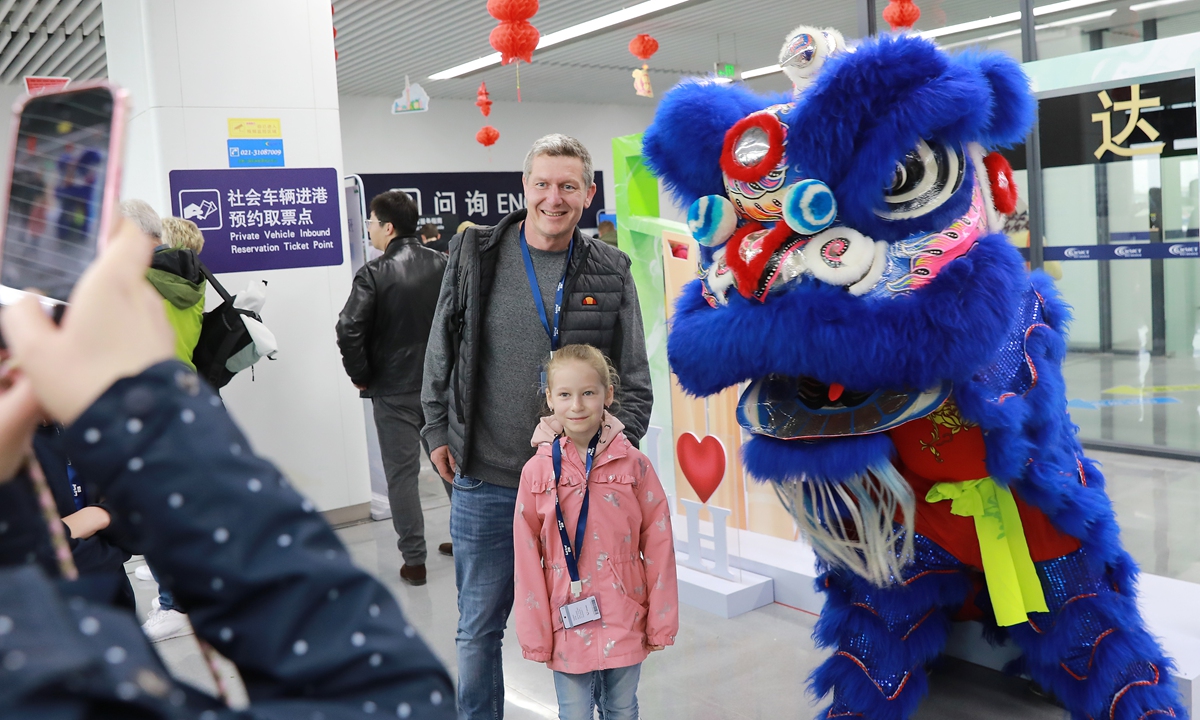 Inbound tourists have a photo taken with a lion dancer on April 6, 2024. 
Photo: VCG