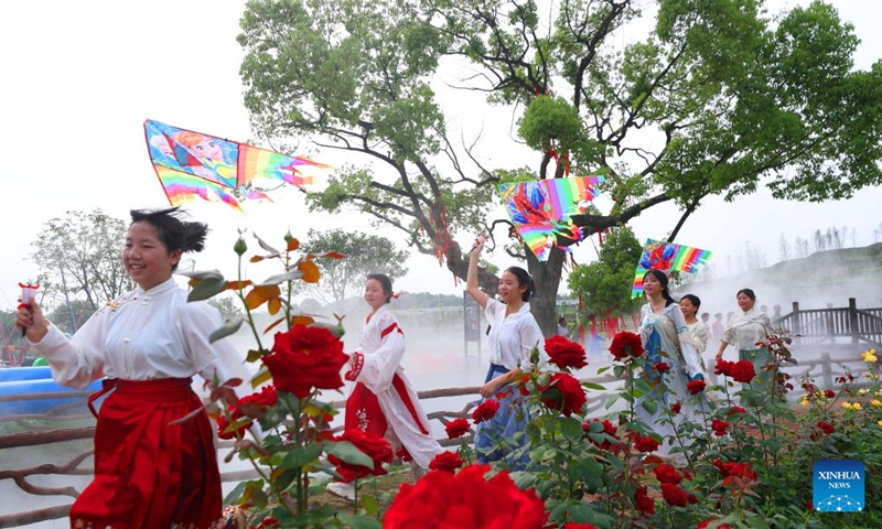 Children fly kites at a rose garden in Zhuhui District of Hengyang City, central China's Hunan Province, April 27, 2024. Photo: Xinhua