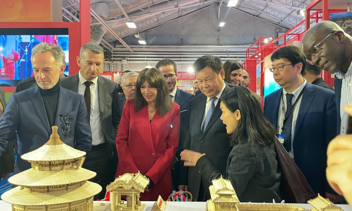 Paris mayor Anne Hidalgo (third from left) visits the exhibits at the exhibition that the CICG hosted. Photo: Courtesy of the CICG