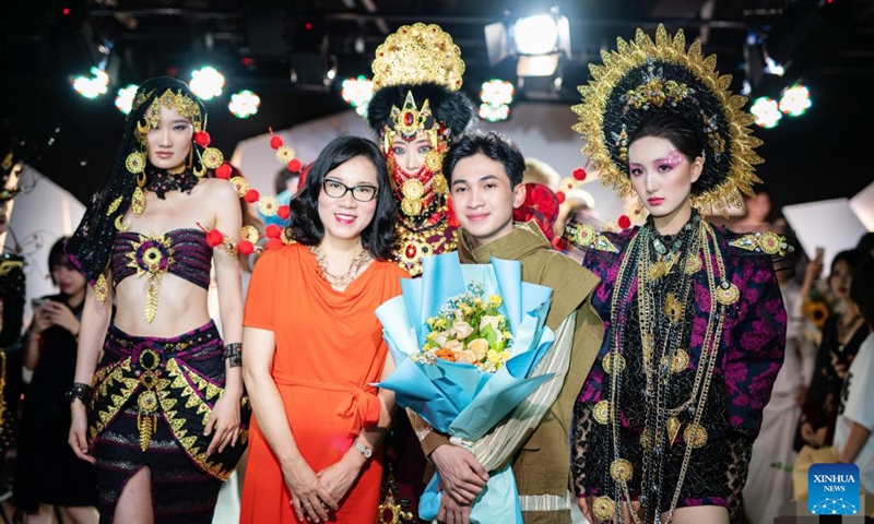 Yusuf Maulana Firdaus (Front R), an international student from Jakarta, Indonesia, poses for photos with his teacher Huang Yanbing (Front L) among fashion models in Nanning, capital of south China's Guangxi Zhuang Autonomous Region, June 17, 2023. Photo: Xinhua