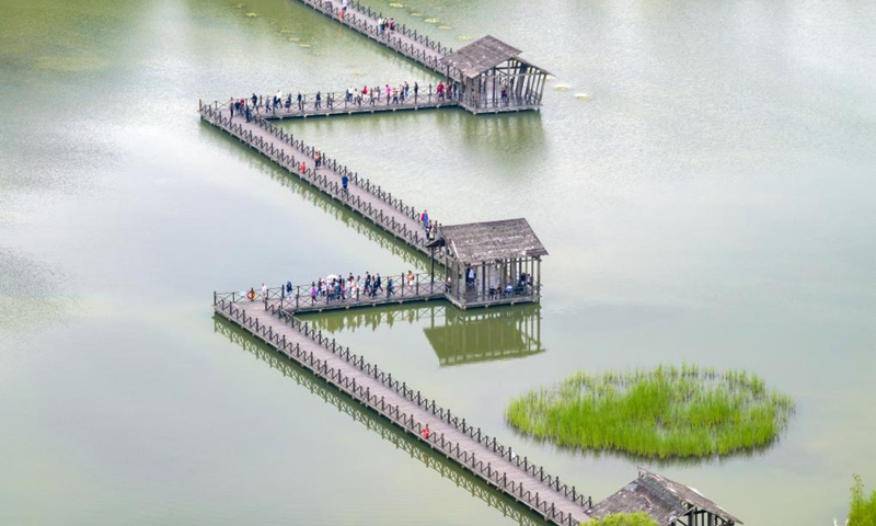 An aerial drone photo taken on April 27, 2024 shows tourists visiting Qinhu National Wetland Park in Jiangyan District of Taizhou, east China's Jiangsu Province. Photo: Xinhua