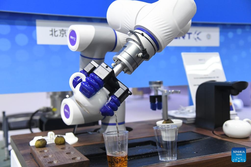 This photo taken on April 28, 2024 shows an intelligent interaction tea art robot platform during a permanent exhibition at the Zhongguancun Exhibition Center in Beijing, capital of China. The permanent exhibition will be opened to the public recently, showcasing more than 430 technologies and products from more than 320 research institutions and enterprises in Beijing in cutting-edge fields such as artificial intelligence, quantum information, commercial aerospace, life and health, and synthetic biological manufacturing.(Photo: Xinhua)