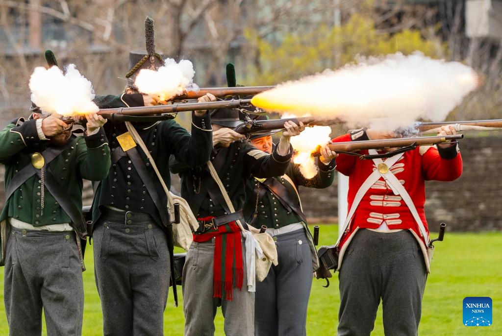 Performers make a musket firing demonstration during the Battle of York Day ceremony at Fort York National Historic Site in Toronto, Canada, on April 27, 2024. Hundreds of visitors participated in the 211th anniversary of the Battle of York with special tours and demonstrations on Saturday in Toronto.(Photo: Xinhua)