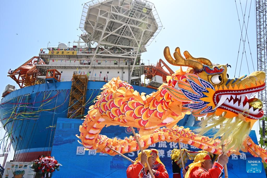 People perform dragon dance at a delivery ceremony of Haikui No. 1, Asia's first cylindrical floating, production, storage, and offloading (FPSO) facility, in Qingdao, east China's Shandong Province, April 26, 2024. Designed and built by China, Haikui No. 1 was completed and delivered in Qingdao on Friday. With a maximum displacement of 100,000 tons and storage capacity of 60,000 tons of oil, the facility is capable of operating for 15 years at sea without returning to dock.(Photo: Xinhua)