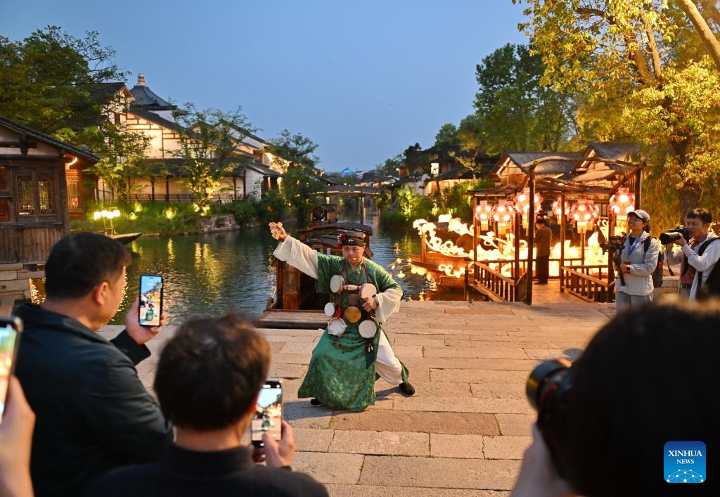 An actor performs at the Puyuan Fashion Resort in Jiaxing of east China's Zhejiang Province, April 26, 2024. Paying tribute to the elegant aesthetics of the Song Dynasty (960-1279), the heyday of ancient Chinese art, while combing modern elements, the Puyuan Fashion Resort in Jiaxing of east China's Zhejiang Province offers an immersive cultural travel experience to visitors, ranging from Hanfu fashion shows to themed markets, concerts and sports games.(Photo: Xinhua)