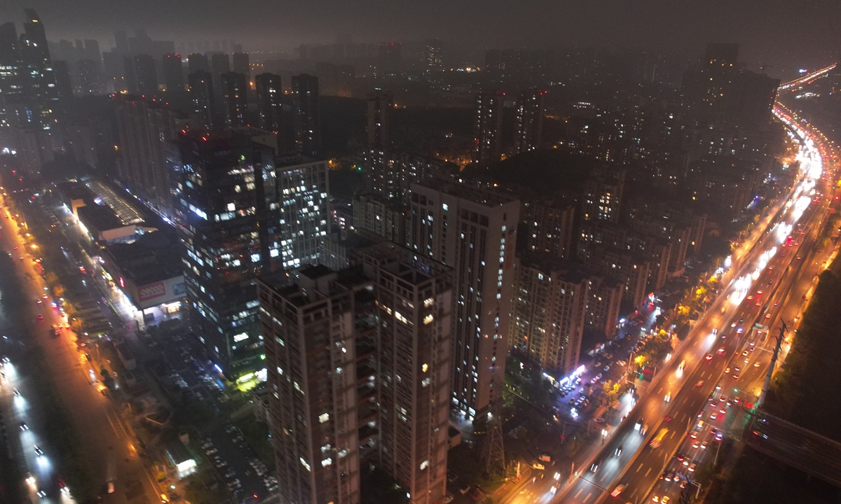 In Changsha, capital city of Hunan, a wave of wind and rain swept many parts of the city Monday noon, with visibility decreased significantly, as if night had fallen.  