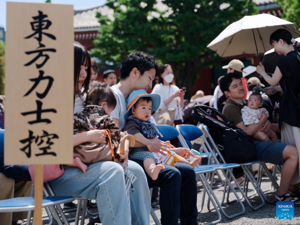 Children wait for the competition of the Naki Sumo Crying Baby Contest in Tokyo, Japan, on April 28, 2024. Naki Sumo is a traditional ceremony performed as a prayer for healthy growth.(Photo: Xinhua)