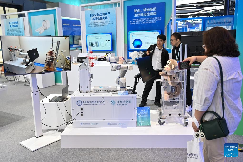 This photo taken on April 26, 2024 shows the NeuCyber Array BMI System, a self-developed brain-machine interface (BMI) system from China, during a permanent exhibition at the Zhongguancun Exhibition Center in Beijing, capital of China. (Photo: Xinhua)