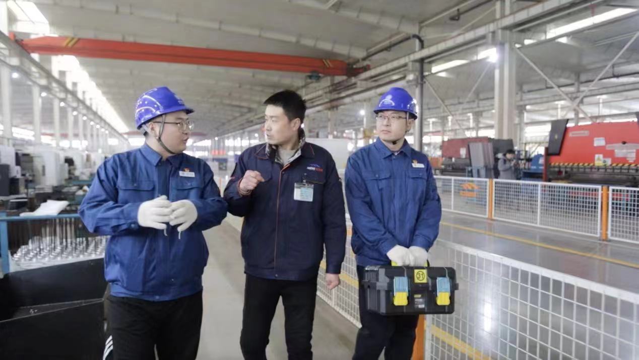 Staff of State Grid Dezhou Power Supply Company understand customer needs in the enterprise.