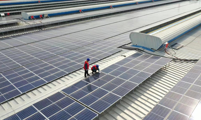 Staff from State Grid Dezhou Power Supply Company inspect rooftop photovoltaic equipment at Maibaohe Fitness Equipment Co., Ltd.