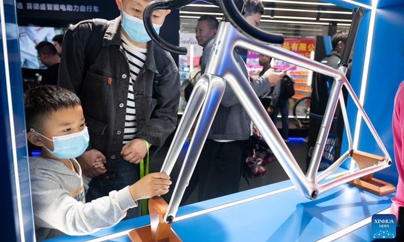 Visitors view a bike frame displayed at the booth of XDS during the 32nd China International Bicycle Fair in east China's Shanghai, May 5, 2024. The event kicked off here on Sunday, drawing about 1,460 enterprises to participate. Photo: Xinhua