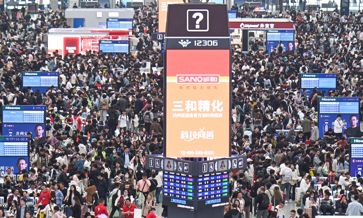 Passengers crowd the waiting hall at Shanghai Hongqiao Railway Station on May 5, 2024, the last day of the May Day holidays, as the city's major transportation hub handles the peak return passenger flow. Photo: VCG