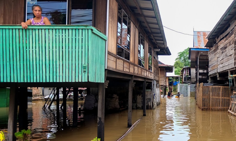 Photo taken on May 4, 2024 shows a woman in her house as flood water submerges a residential area after heavy downpours at Sidrap Regency in South Sulawesi, Indonesia, on May 4, 2024. Photo: Xinhua