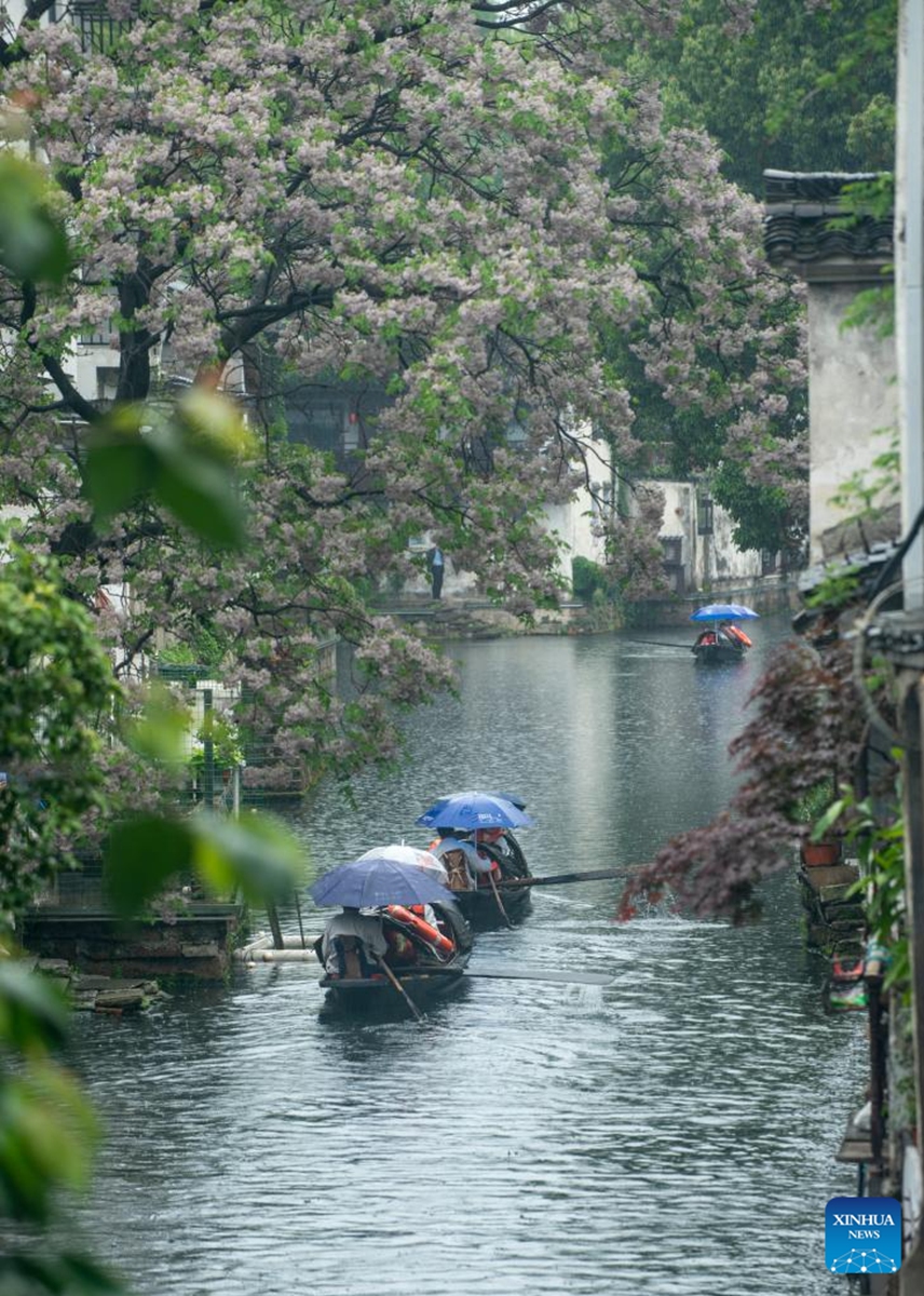 Tourists take boats in a river in Shaoxing, east China's Zhejiang Province, May 4, 2024. Traffics have surged at tourist attractions throughout the country during the 5-day May Day holiday beginning on May 1. Photo: Xinhua