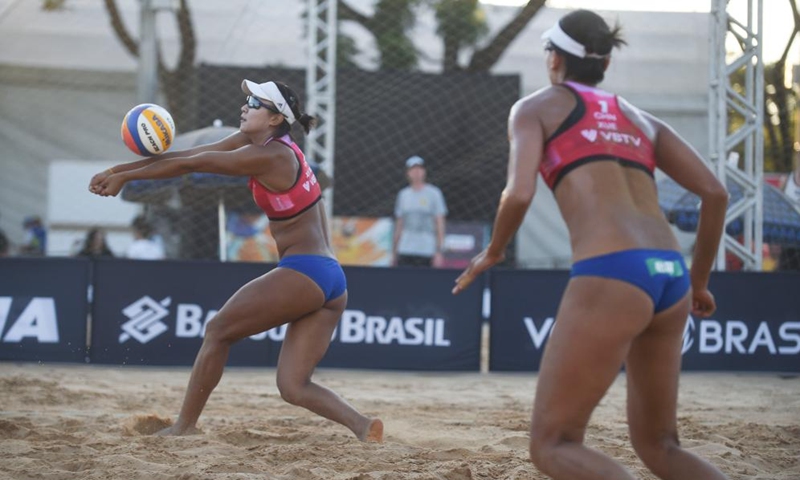 Xue Chen/Xia Xinyi (L) of China compete during the quarterfinal match between Xue Chen/Xia Xinyi of China and Kristen Nuss/Taryn Kloth of the United States at the Volleyball World Beach Pro Tour Elite 16 2024 in Brasilia, Brazil, May 4, 2024. Photo: Xinhua