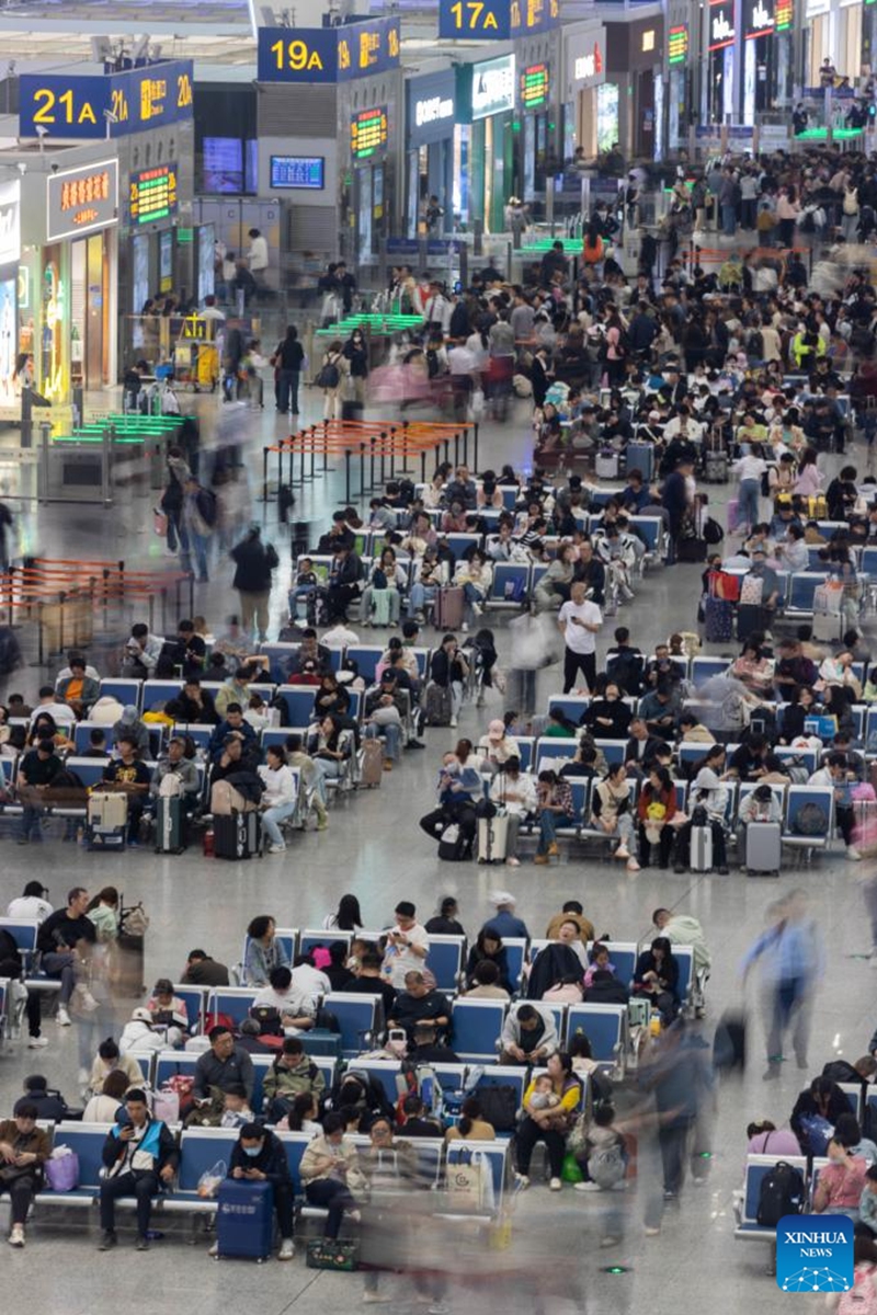 Passengers are seen at the waiting hall of Shanghai Hongqiao Railway Station in east China's Shanghai, on May 5, 2024. China witnessed an increase of passenger trips on the last day of the five-day May Day holiday. Photo: Xinhua
