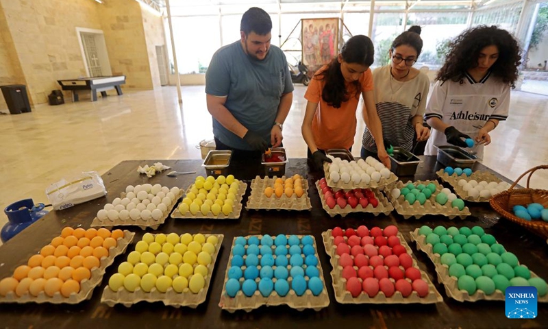 People color eggs in preparation for Easter celebrations in Beirut, Lebanon, on May 4, 2024. Photo: Xinhua