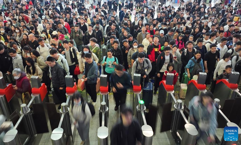 A drone photo taken on May 5, 2024 shows passengers going through ticket barriers at Hengyang East Station in Hengyang, central China's Hunan Province. China witnessed an increase of passenger trips on the last day of the five-day May Day holiday. Photo: Xinhua