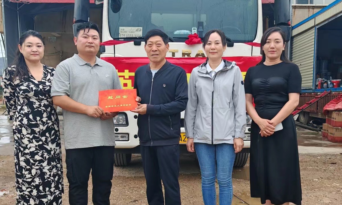 Wang Xiangnan, a truck driver, who halted his cold chain truck on the expressway to stop cars during the collapse of the Meizhou-Dabu Expressway, was rewarded in Puyang, Henan Province on Sunday. Photo: Pengpai