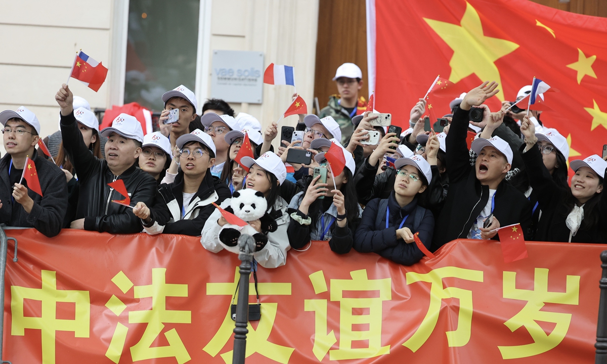 On the streets of Paris, overseas Chinese and Chinese international students hold high a red banner that reads Long live the friendship between China and France, waving the flags of both countries and warmly welcoming Chinese President Xi Jinping's visit on May 5, 2024. Photos: CNS photo