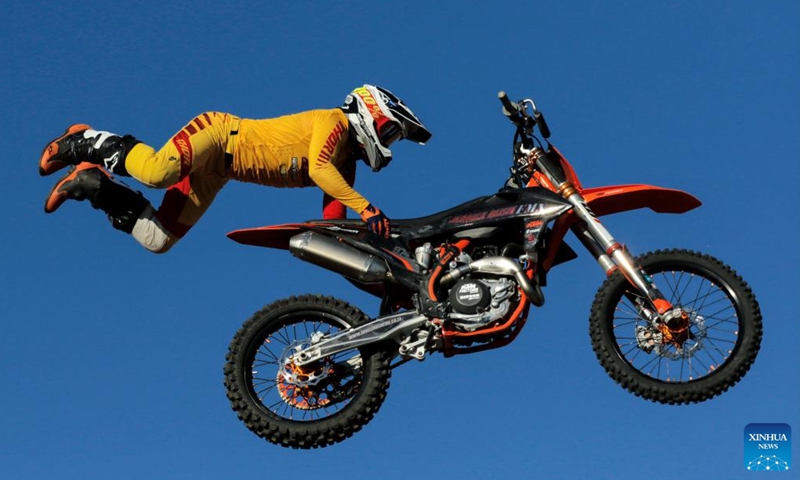 A biker performs a stunt during the 2024 Khawa Dune Challenge and Cultural Festival in Khawa Village of Kgalagadi District, about 700 kilometers southwest of Botswana's capital city Gaborone, on May 3, 2024. Photo: Xinhua