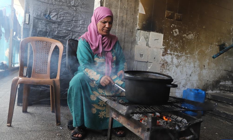 A Palestinian woman cooks at the Jabalia refugee camp in northern Gaza Strip, May 5, 2024.(Photo: Xinhua)
