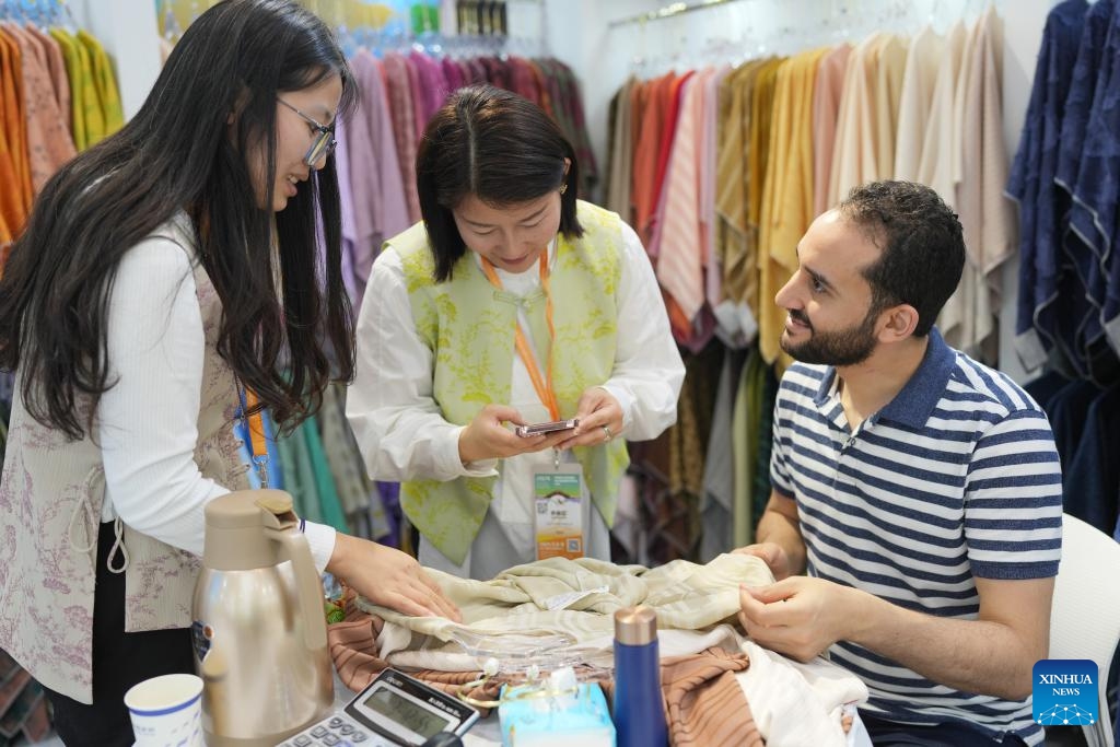 A merchant from Egypt selects products during Keqiao Textile Expo (Spring) in Shaoxing, east China's Zhejiang Province, May 6, 2024. The three-day Keqiao Textile Expo (Spring), with an exhibition area of 35,000 square meters, kicked off in Shaoxing on Monday, attracting more than 600 exhibitors.(Photo: Xinhua)