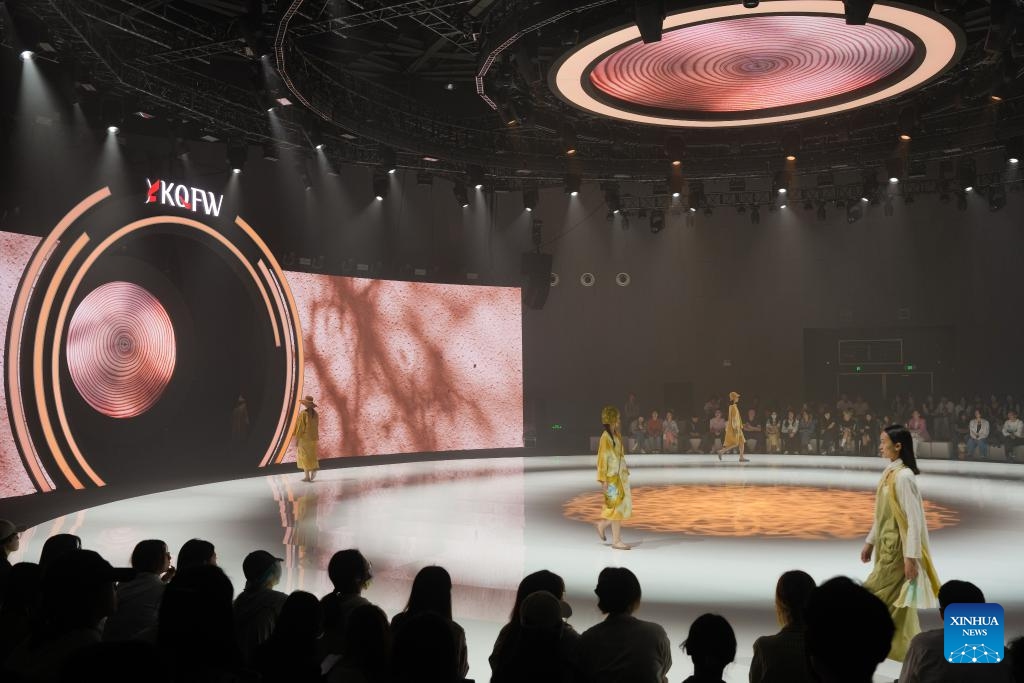 Models present creations during Keqiao Textile Expo (Spring) in Shaoxing, east China's Zhejiang Province, May 6, 2024. The three-day Keqiao Textile Expo (Spring), with an exhibition area of 35,000 square meters, kicked off in Shaoxing on Monday, attracting more than 600 exhibitors.(Photo: Xinhua)